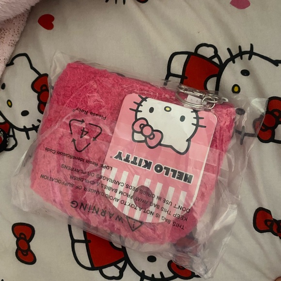 Hello Kitty Fuzzy Pink Coin Pouch - Picture 2 of 3